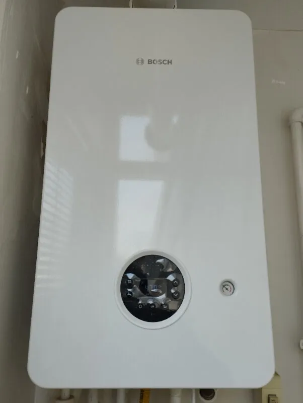 Bosch 24 kW Tam Yoğuşmalı Kombi Condens 2200I W Bacalı Sessiz Çalışma Özelliği ile Yüksek Verimlilik
